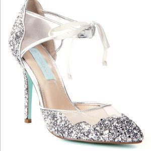 brand new in box blue by betsy johnson stela 8